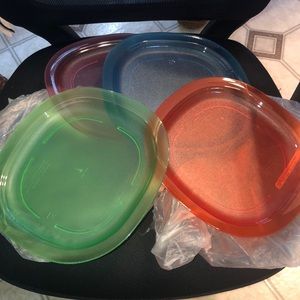 Brand new Tupperware set of four dinner plates